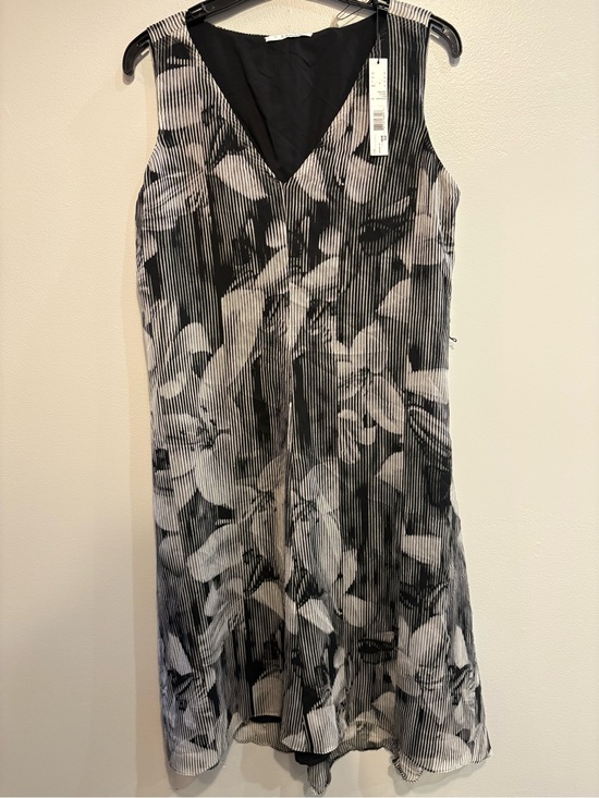 T Tahari Dresses & Skirts - T Tahari Sleeveless Black & White Floral V-Neck Dress Size Medium NWT